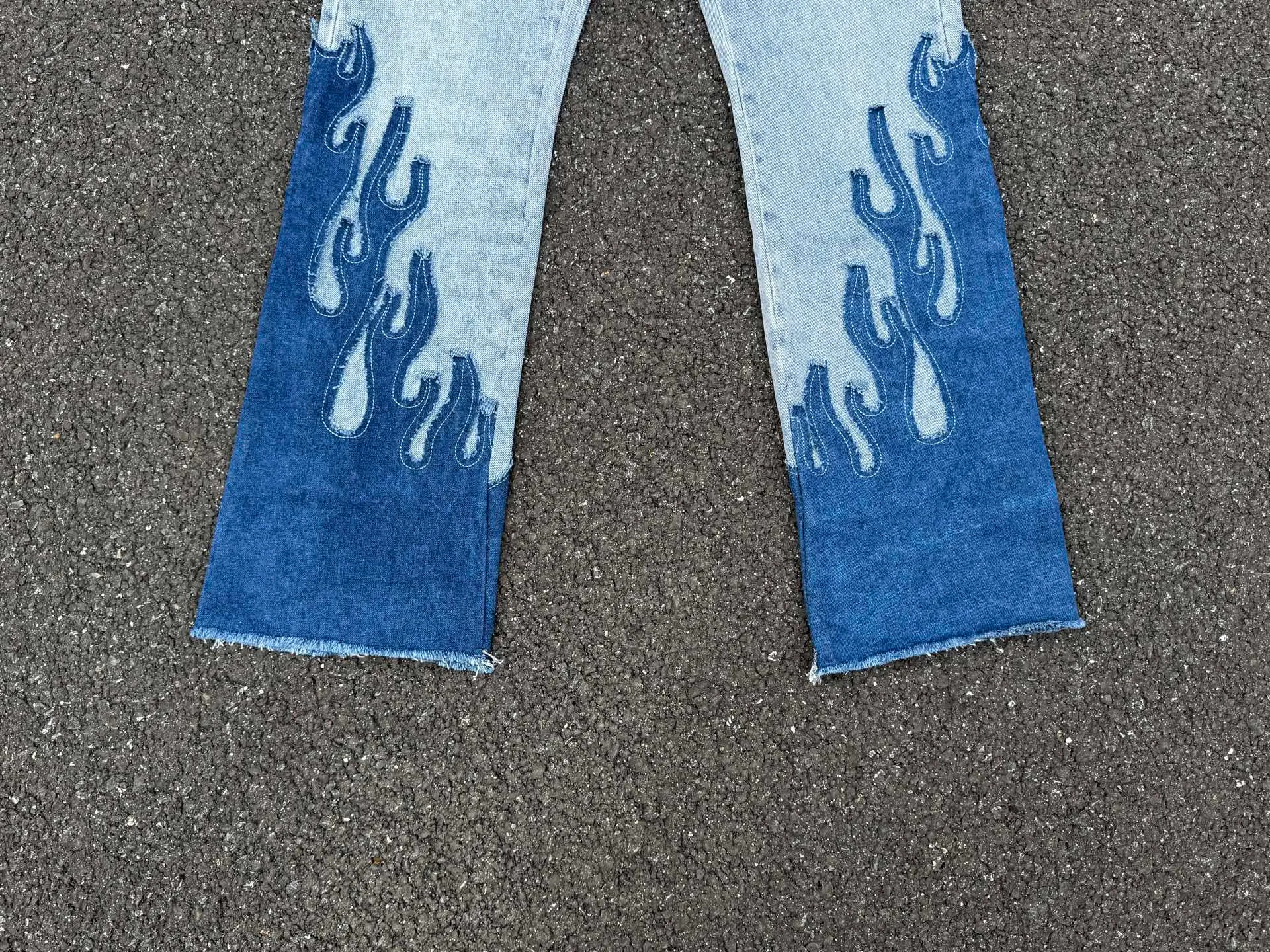 P260💰G88 GALLERY DEPT. Denim splicing flame🔥flare pants washed distressed splicing jeans GALLERY is attracted by these bell-bottom pants. Whether it is a reset of Carhartt or Levis, it has created a strong brand style. Since these pants are modified from rare vintage, the production capacity is limited. Therefore, after many icons wore them, these pants were once hard to find. Later, perhaps due to the improvement of GD's business in the past two years and the expansion of production lines, the brand itself lowered the price, so I can't wait any longer for these pants this year and will definitely buy them. During the process of the denim washing plant, the owner of the washing plant helped introduce a boss who had worked for Levi's foundry and started his own business. This also paved the way for the following styles. Therefore, Levi's remodeled single product for the base plate is really familiar. Whether it is the fabrics supplied or the lathes used in production, there is nothing to choose from. -Color: blue -Size: S-XXL (corresponding to 28-36)